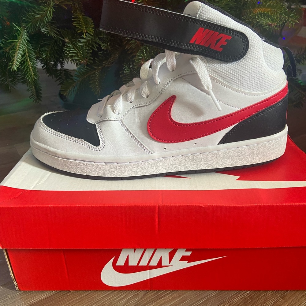 New Nike Hightop Red/Blk/Wht Size 7 in boys/Fits woman size 9